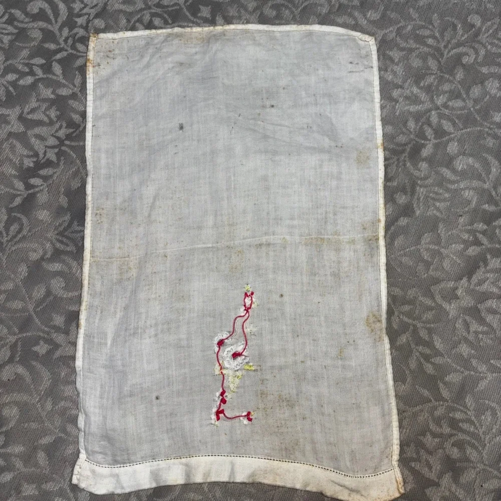 Vintage‎ Hand Embroidered Floral White Linen Guest Towel Dresser Scarf 18x11